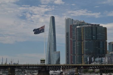 Avustralya 'nın ulusal bayrağı Darling Harbour Sydney' deki tarihi Pyrmont Köprüsü 'nün üzerinde dalgalanıyor..