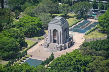 SYDNEY - DEC 29 2024: Avustralya 'nın Sidney kentindeki Liverpool Caddesi yakınlarındaki Hyde Park South' ta bulunan Anzak Anıtı 'nın hava manzarası miras listesindeki bir savaş anıtı, müzesi ve anıtı.