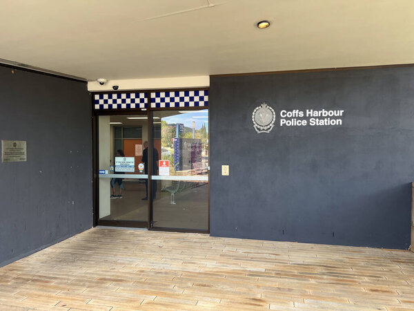 КОФФС-ХАРБУР, Новый Южный Уэльс - MAR 20 2025: Полицейский участок Кофс-Харбур в Новом Южном Уэльсе, Австралия. Преступность в Кофс-Харборе увеличилась на 4,15% с 2023 по 2024 год