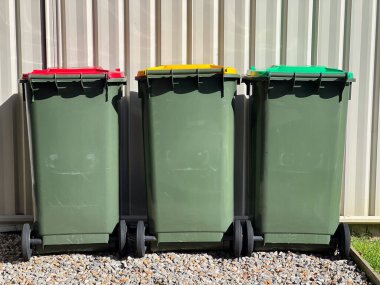 Avustralya ev atığı kutuları: Genel atık için kırmızı, geri dönüşüm için sarı ve organikler için yeşil.