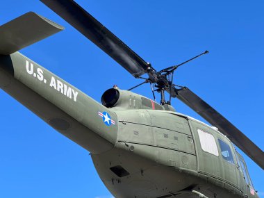 COFFS HARBour, NSW - 15 Nisan 2025: American Bell UH-1H Iroquois Birleşik Devletler Ordusu helikopteri. Bell UH-1H Iroquois helikopteri ilk olarak 1962 Vietnam Savaşı sırasında savaş operasyonlarında kullanıldı..