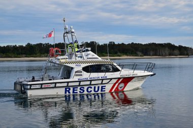 PORT MACQuARIE, NSW - 29 Temmuz 2025: Deniz Kurtarma NSW teknesi. Avustralya 'nın orta kıyılarındaki sularda hayat kurtarmaya adanmış bir eyaletin resmi gönüllü deniz kurtarma servisi..