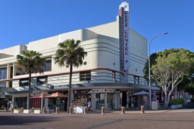 PORT MACQuARIE, NSW - 25 AUG 2025: Tarihi, tarihi bir sanat Deco sinema kompleksi olan Ritz Center binası 1937 yılında inşa edildi..