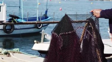 Balıkçılar Yırtık Balıkçı Ağı Görüntülerini Onarıyorlar.