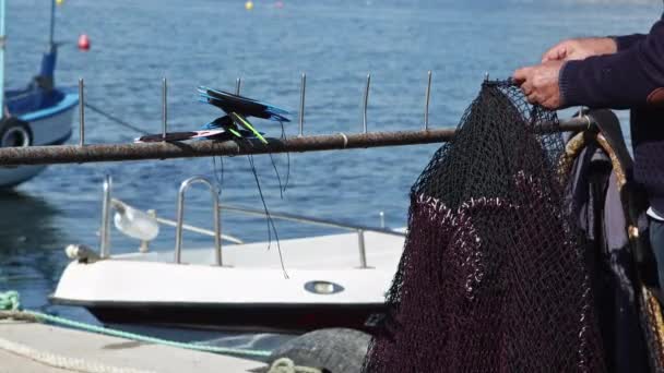 Marina Daki Balık Ağlarını Onaran Yaşlı Balıkçı Ellerine Yakın Çekim — Stok video