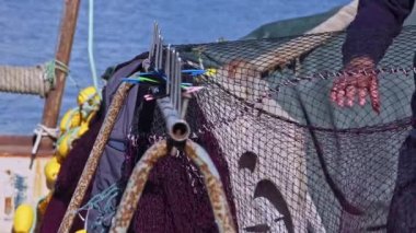 Balıkçı Eller Şırınga Görüntüsüyle Balık Ağı Tamir Ediyor.