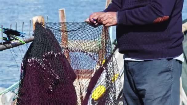 Close Staré Rybářské Ruce Zašívání Rybářské Sítě Přístavu Záběry — Stock video