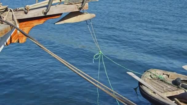 Antiguo Barco Pesca Madera Olas Imágenes Agua Azul Del Mar — Vídeo de stock