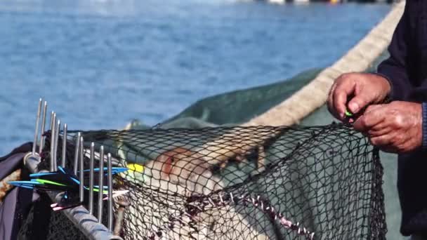 Fiskarhänder Reparation Fisknät Med Nålfilm — Stockvideo