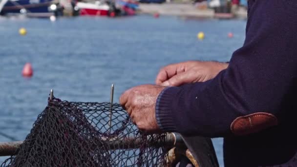 Fiskare Reparera Lagning Torn Fiske Nets Marina Filmerna — Stockvideo