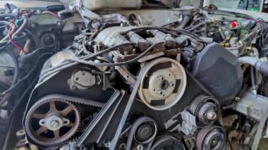 Motorun İçindeki Parçalar Atölye Bakım Bölümü 'ndeki arabanın ön kısmı.