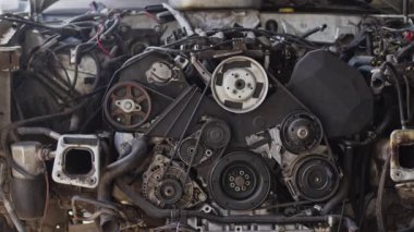 Araba Tamircisi Elleri Kontrol Ediyor ve Araba Motoru Otomotiv Atölyesi Görüntülerini Tamir Ediyor.