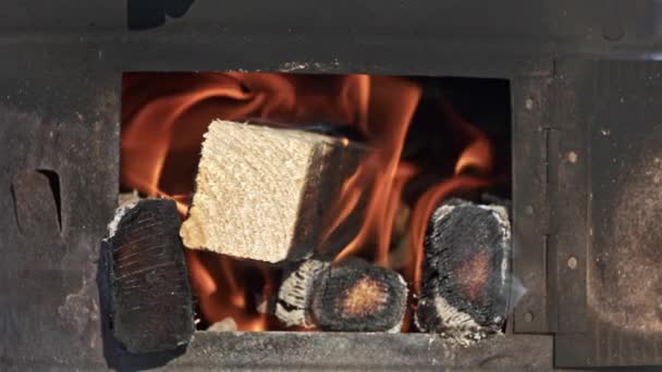在木炉炉膛中燃烧的烟雾和火焰 — 图库视频影像