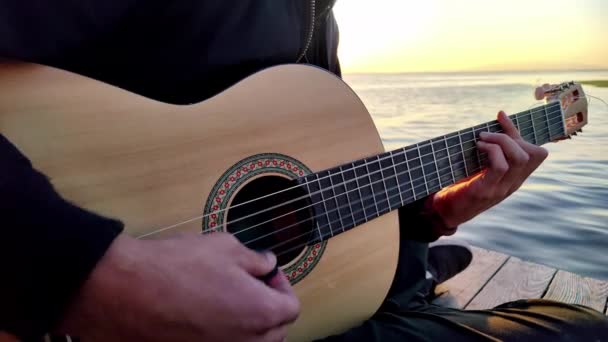 Крупный План Музыканта Играющего Классической Гитаре Время Съемок Пляже — стоковое видео