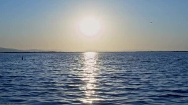 Kışın Mavi Deniz 'de Güneş Işıldıyor.