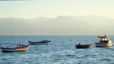 Kışın İzmir Sahili 'nde Tahta Balıkçı Tekneleri.