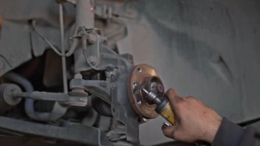 Tamirci Sanding Eskimiş Araba Fren Diski Atölye Görüntülerinde Makine ile Merkeze Gidiyor.