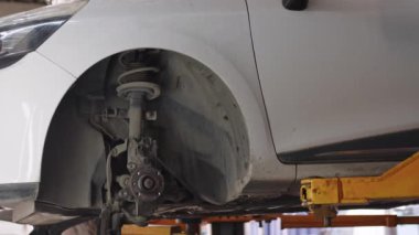 Araba Tamir Servisi görüntülerinden çalışan bir asansör boşaltılıyor. 