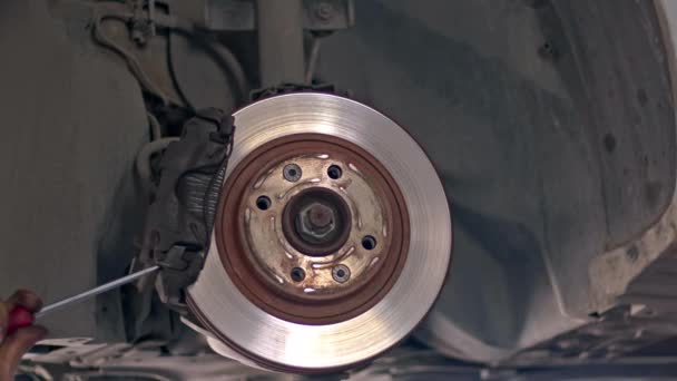 修理工場映像で車の機械チェック車のブレーキディスクとパッド — ストック動画