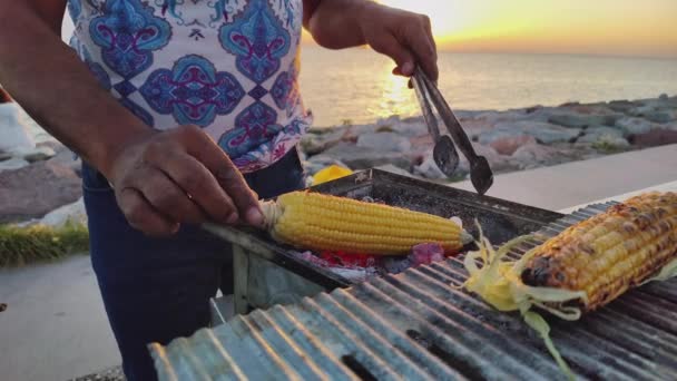 Ocean Shore Gypsy Street Food Verkoper Kookt Maïskolf Barbecue Beelden — Stockvideo