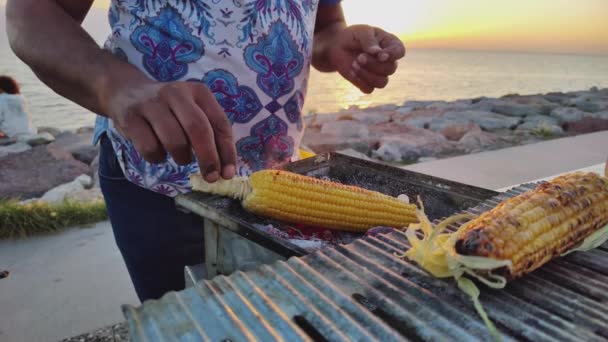 Ocean Shore Gypsy Street Food Seller Cooks Corn Cob Barbecue — Stock Video