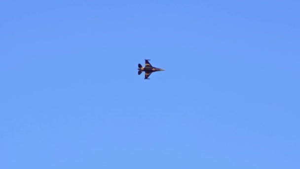 Izmir Turkiye 2022年9月9日土耳其空军通用动力F 16C与猎鹰Soloturk 战斗机在伊兹密尔市上空的空降示威解放日空军的图像 — 图库视频影像