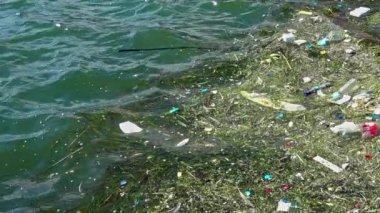 Plastik Çöp Kirliliği Deniz Kıyısı Görüntülerinde Birikti.