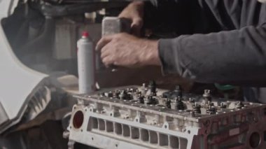 Tamir atölyesi görüntülerinde, motorun motor kapakçığı ve havalandırma kilidi..