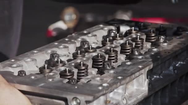 Tamir Atölyesindeki Lokma Anahtarlı Araba Motoru Kapakçığı — Stok video