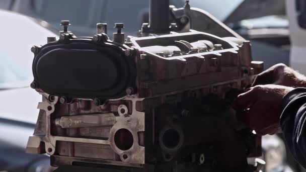 维修车间维修的机械松动式汽车发动机 — 图库视频影像