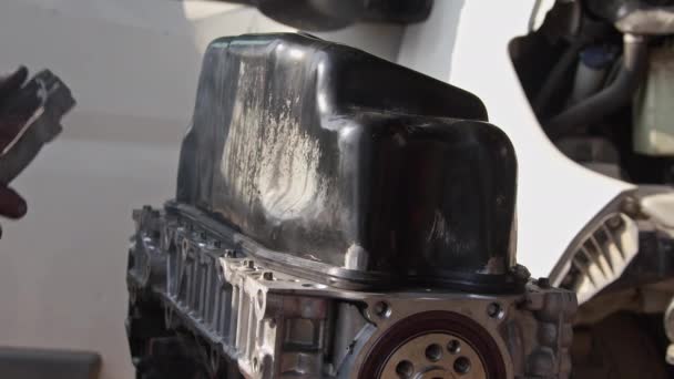 Μηχανικός Αφαιρεί Την Κάλυψη Απορρίψεων Πετρελαίου Από Πλάνα Μηχανών Αυτοκινήτων — Αρχείο Βίντεο