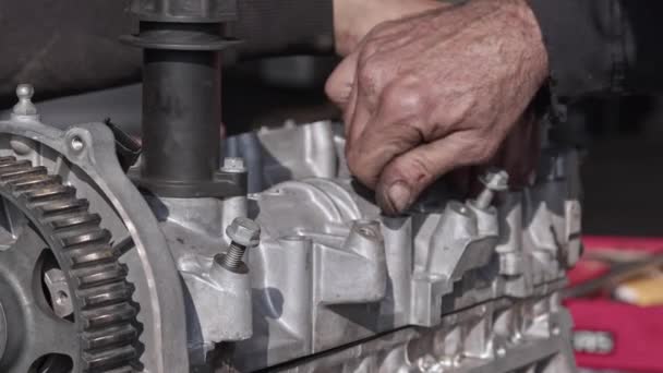 Tamirci Motor Kapağı Kapağını Tamir Etmek Için Elleriyle Vidalıyor — Stok video