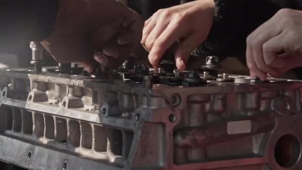 Μηχανική Καθορίζουν Τις Βίδες Κάλυψης Βαλβίδων Αυτοκινήτων Χέρια Τους Για — Αρχείο Βίντεο