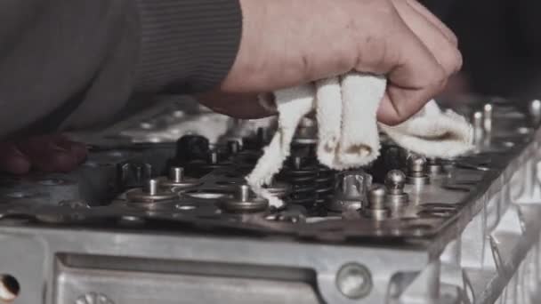 用手工砂纸进行机械清洗磨损飞轮齿轮 — 图库视频影像