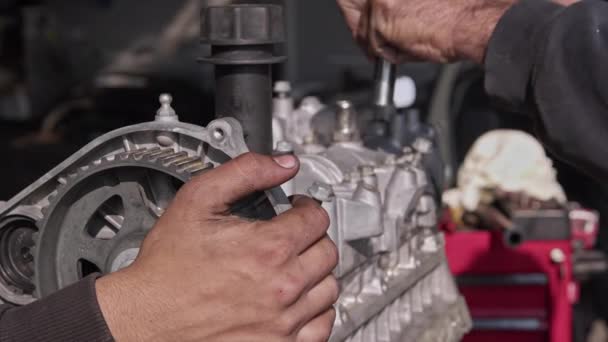 Mechanické Kryty Ventil Automobilového Motoru Zásuvkovým Klíčem Opravně Záběry — Stock video