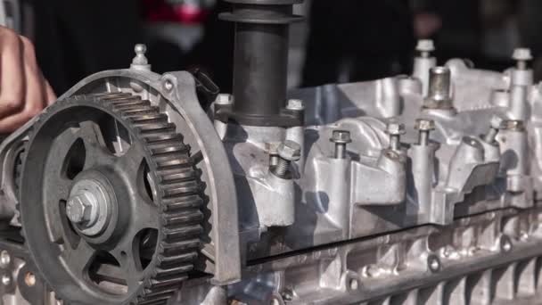 Mecânica Fix Parafusos Motor Carro Com Mãos Reparar Filmagem Carro — Vídeo de Stock