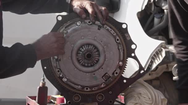 维修车间的机械师更换汽车发动机离合器垫 — 图库视频影像