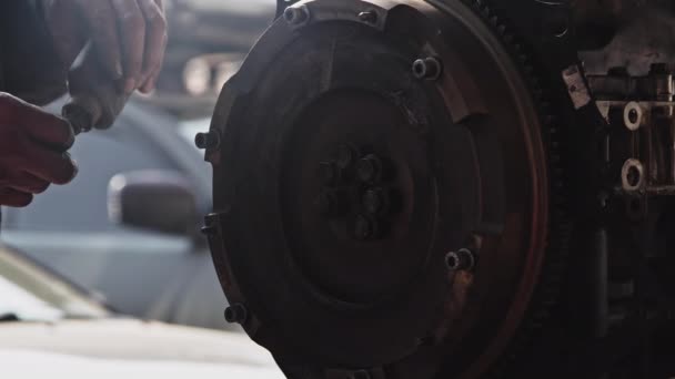修车商铺内机械润滑及安装汽车引擎活塞式齿轮螺钉 — 图库视频影像