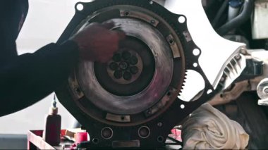 Tamirci Temizlik Yıpranmış Uçan Tekerlek Vites El Zımpara Kağıdı Görüntüsü.