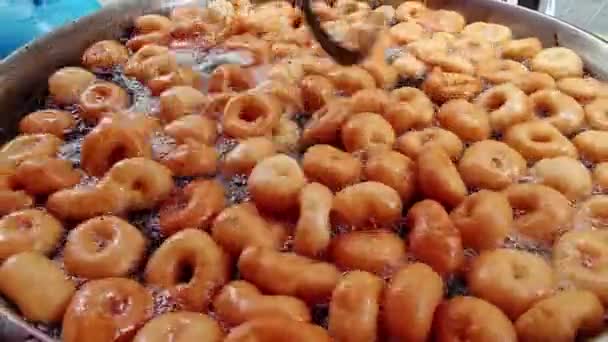Смачний Традиційний Турецький Десерт Lokma Donut Dough Cooking Oil Footage — стокове відео
