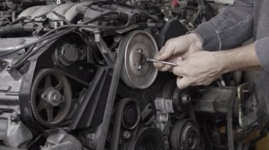 Araba krank mili makarasını Hexagon Wrench ile Tamir Dükkanı görüntülerinde sıkılaştırıyorum..