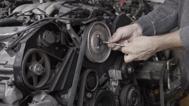Σφίγγοντας Car Crankshaft Τροχαλία Hexagon Wrench Στο Κατάστημα Επισκευής Πλάνα — Αρχείο Βίντεο