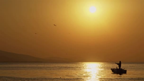 Fisherman Fishing Rod Boat Yellow Sunset Footage — Stok Video