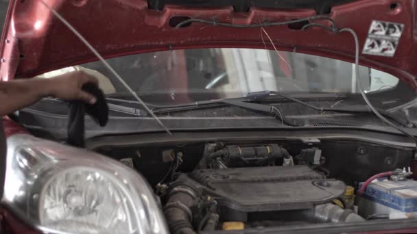 修理工場映像でディップスティックで車のオイルレベルをチェック — ストック動画