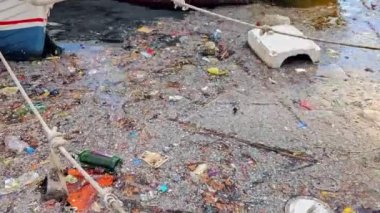 Liman Sahili 'nde Deniz' deki Kirletici Çöpler.