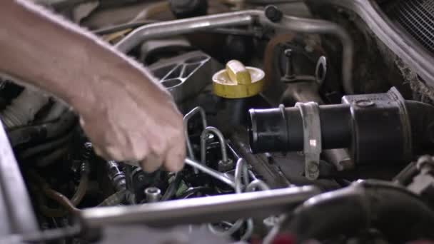 Mecánico Automóviles Taller Reparación Reparaciones Tuberías Combustible Automóviles Con Una — Vídeo de stock