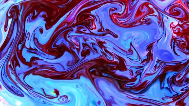 液体色彩艳丽的油漆以慢动作混合在一起 液体彩绘图案纹理顶部视图 彩色液体涂料表面 — 图库视频影像