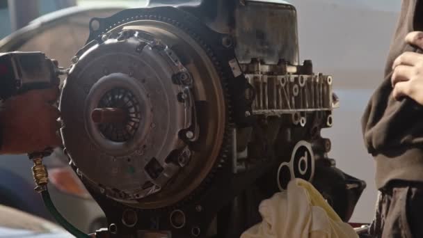 汽车修理厂修车过程中气枪压力垫飞轮更换 — 图库视频影像