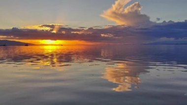 Okyanus Adası Sahili 'ndeki Sarı Gün batımında Bulutlar ve Durgun Su.