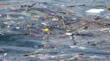 Poşetler ve Plastik Atık Deniz suyunda Yüzüyor.